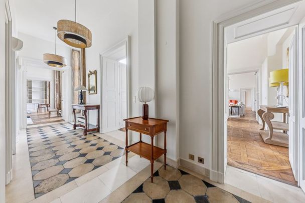 Location Appartement Paris 6 5 Pièces 242 m² - Photo 1