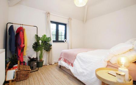 Exquisite two bedroom cottage. Furnished with off-street driveway. Pets Considered! - Photo 4