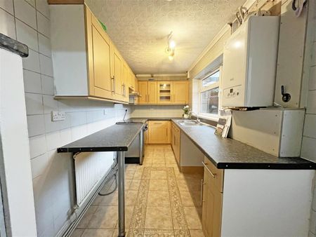 3 bedroom Terraced House to rent - Photo 3