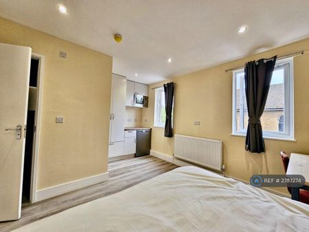 1 bedroom in a house share to rent - Photo 4