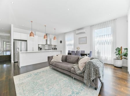 LUXURIOUS FOUR BEDROOM TOWNHOUSE! - Photo 4