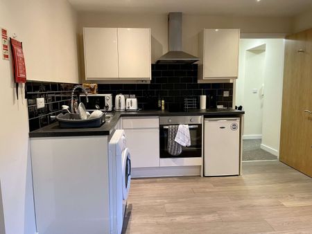 Flat 4, Refuge Assurance House, 41 Church Street, S1 2GL - Photo 5