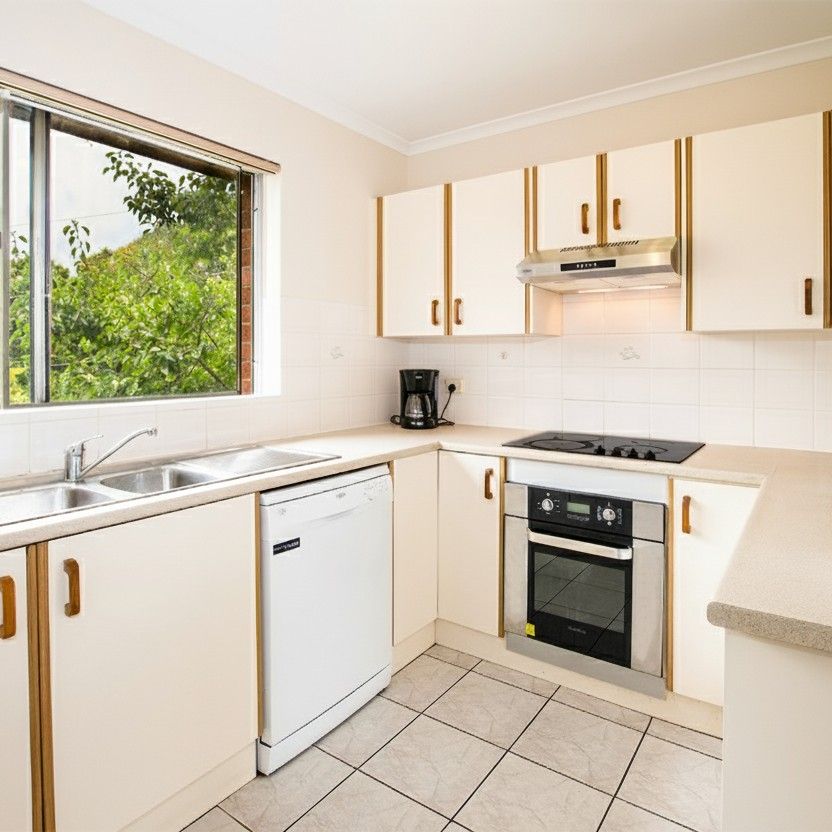 Top-Floor Home in a Charming, Family-Friendly Location - Photo 1