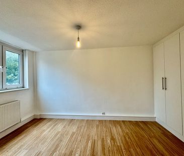 4 Bed Terraced House, Blomfield Court, SW11 - Photo 3