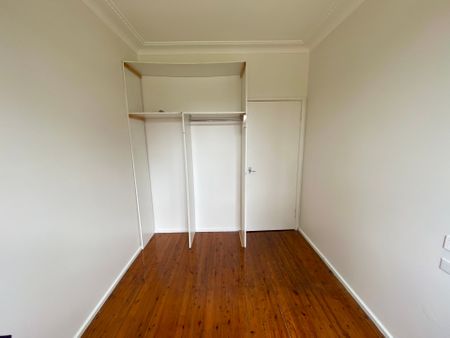 Freshly Painted Three Bedroom Home&excl; - Photo 3