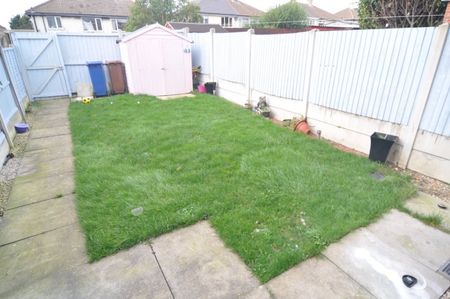 3 bed Town House - To Let - Photo 5