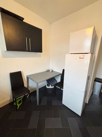 Room in a Shared Flat, Ashley Lane, M9 - Photo 5