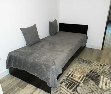 Apartament 3 camere, 65 mp, parcare, decomandat, mobilat modern, prima inchiriere, zona Piata Flora - Photo 2