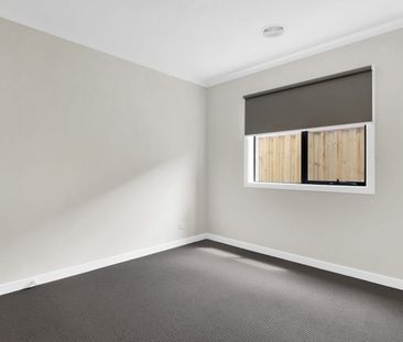 Close to Train Station-Modern 4-Bedroom Family Home - Photo 3