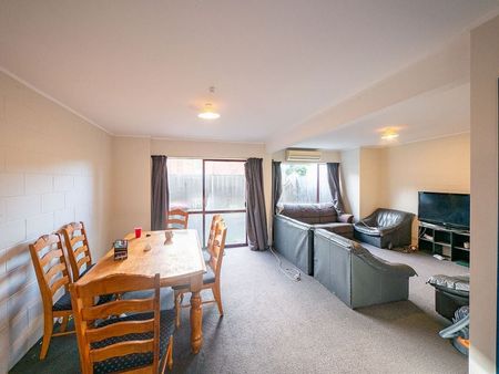 Sunny 4-6 bedroom flat in prime location - Photo 2