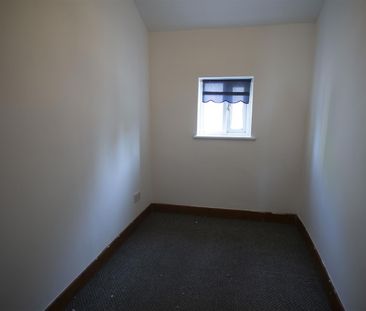 3-Bed Flat to Let on New Hall Lane, Preston - Photo 2