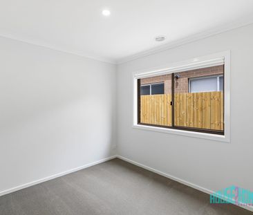 Modern Family Living with Space, Style & Seamless Indoor-Outdoor Ap... - Photo 1