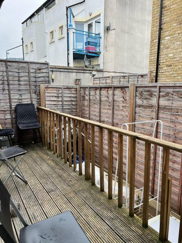 1 bedroom in a flat share to rent - Photo 5