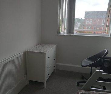 Room in a Shared Flat, New Devonshire Square, M7 - Photo 4