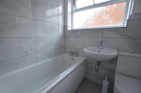 Avondale Avenue, Staines-upon-thames, TW18 - Photo 3