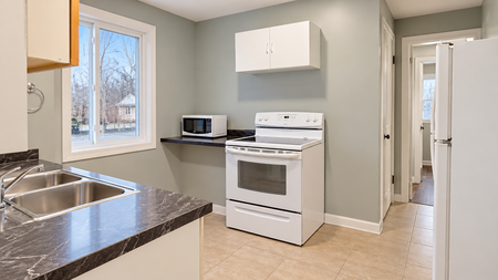 3 Bedroom Unit for Rent – 87 King Street East, Unit #1, Chatham - Photo 4