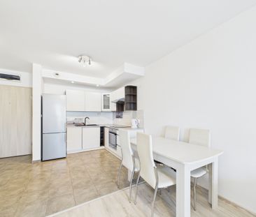 Dwa pokoje z garażem na strzeżonym osiedlu - Zdjęcie 2