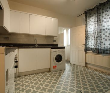2 Bed Flat, Miller Road, SW19 - Photo 4