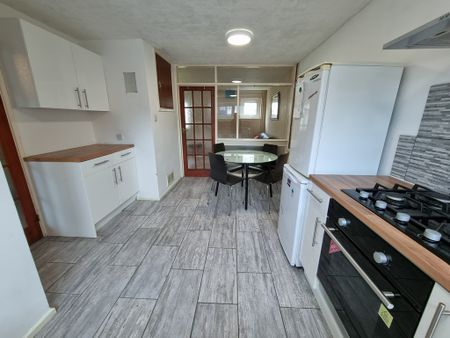 3 Bed Student Accommodation - Photo 3