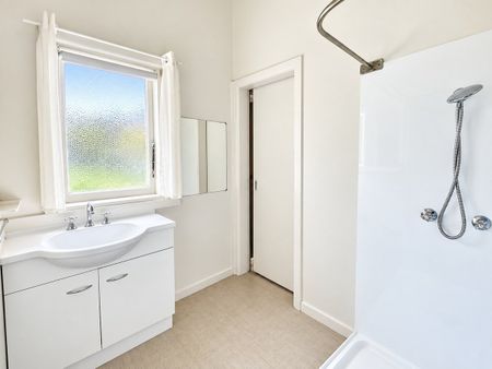 Charming 2 Bedroom Home - Photo 4