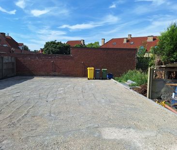 Gerenoveerd duplex-appartement met 3 slaapkamers, terras met tuin, 2 autostaanplaatsen en fietsenberging. - Photo 1