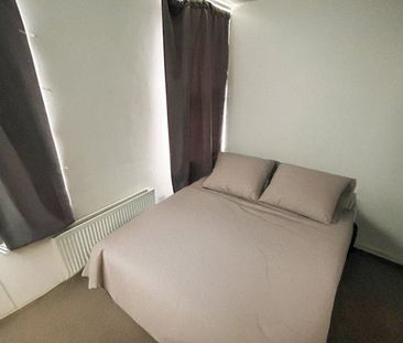 Room in a Shared House, With Garden, SW1V - Photo 3