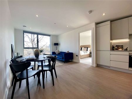 *2 weeks rent free for October move ins* Rent at Thames Quarter - in the heart of Reading's town centre. Benefiting from a residents gym, lounge, terraces, private cinema and dining room. - Photo 4