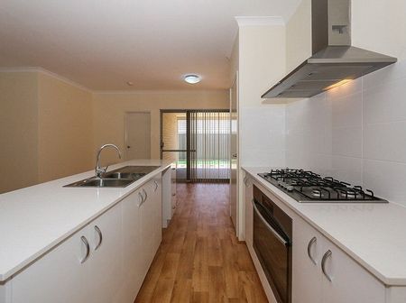 Stunning 3 Bedroom home opposite the shopping centre! - Photo 4