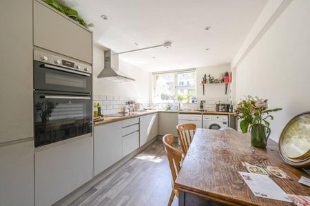 3 bedroom flat to rent - Photo 2