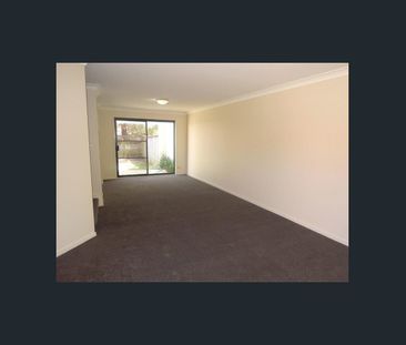 WELL MAINTAINED 2 BEDROOM TOWNHOUSE - Photo 1