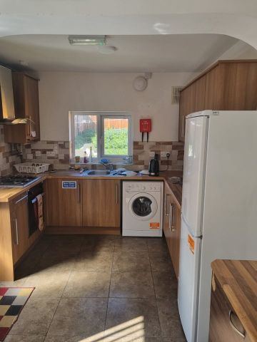 Room in a Shared House, Showell Green Lane, B11 - Photo 2