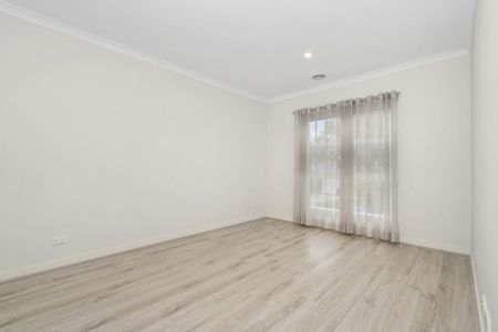 Renovated family home – walking distance to Marymede Catholic College - Photo 3