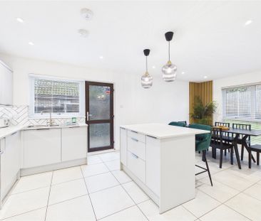 3 bedroom Bungalow in Park Road, Farnborough - Photo 2