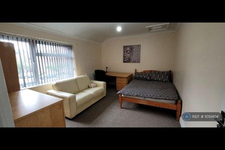 3 bedroom flat to rent - Photo 4