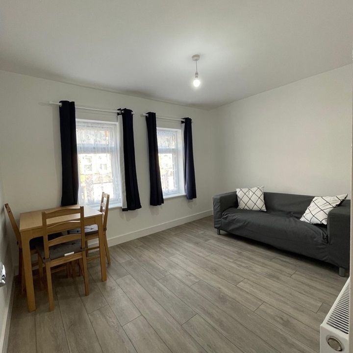 1 Bed Flat, Pitcroft Avenue, RG6 - Photo 1