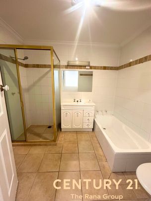 Modern 3 Bedroom, 2 Bathroom House – Easy Access to Public Transport - Photo 1