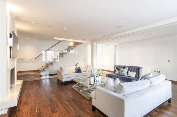 A smart, contemporary three storey, three bedroom period mews house of over 2500 sq ft situated in one of the most sought after private cobbled mews in Belgravia, moments from Hyde Park Corner. Tenancy Length: Minimum 12 months EPC rating D | Council Tax Band H - Photo 1