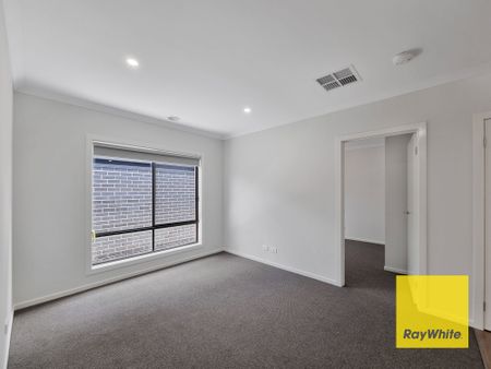 Breathtaking 4-Bedroom Family Residence! - Photo 2