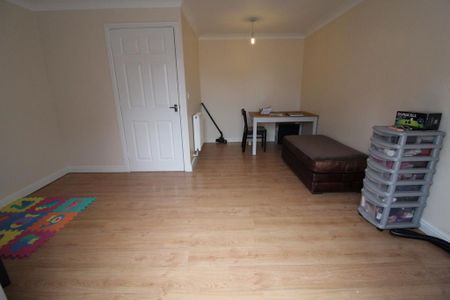 3 bedroom semi-detached house to rent - Photo 2