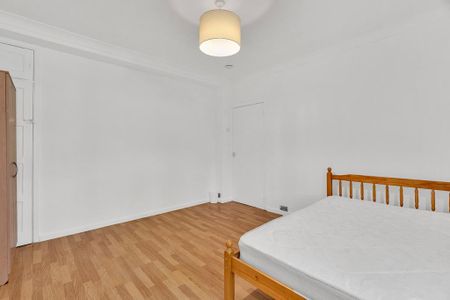 4 bedroom flat to rent - Photo 2
