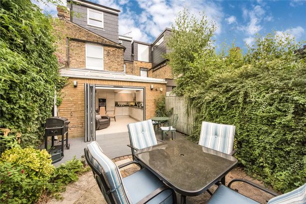 Charming five bedroom terrace house with patio garden located in the highly desirable Glebe estate - Photo 1