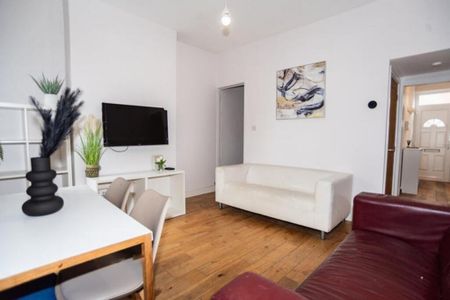 1 bedroom in a house share to rent - Photo 2
