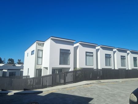 End Townhouse - Four Bedrooms in Mangere Bridge! - Photo 5