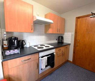 2 bedroom Flat in Flat C, Leeds - Photo 6