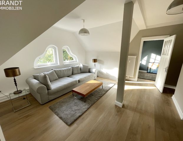 Traumhafte Dachgeschoß-Wohnung mit 2 Schlafzimmern in einer Stadtvilla mit nur 3 Wohneinheiten! - Foto 1