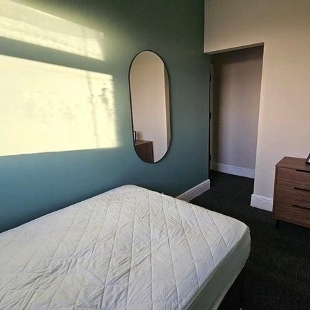 4 bedroom house of multiple occupation to rent - Photo 1