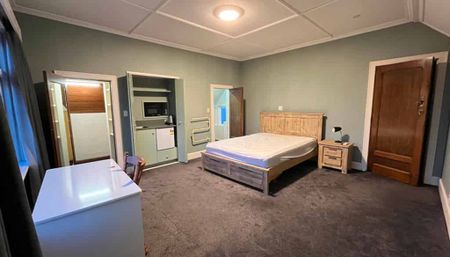 Spacious Fully Furnished Ensuite Room - Photo 4