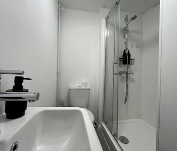 1 bedroom in a flat share to rent - Photo 3