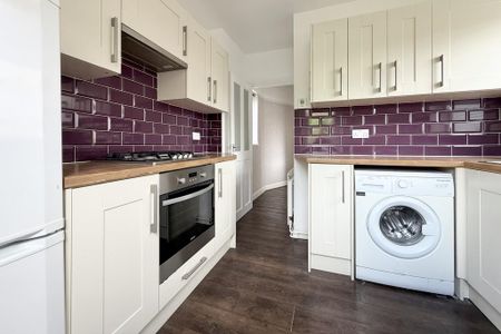 2 bedroom ground floor flat to rent - Photo 2