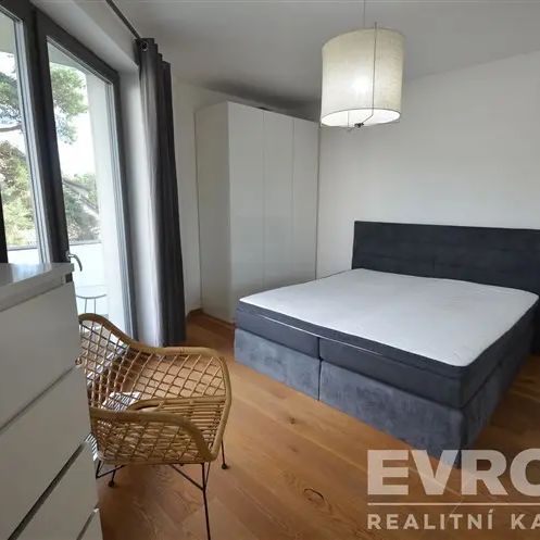Plně vybavený luxusní byt 3+kk v Kateřinkách se dvěma balkony, sklepem a garáží, přímo u lesa, vhodný pro rodinu, ihned k pronájmu - Fotografie 1